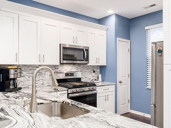 4th image of 4331 Club Trail Ln #28