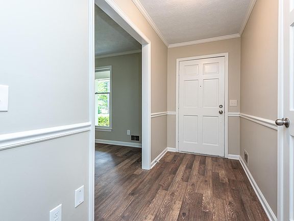3rd image of 593 N Kingsley Dr
