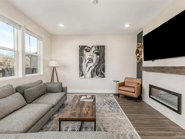 2563 W 69th Pl — Photo 7
