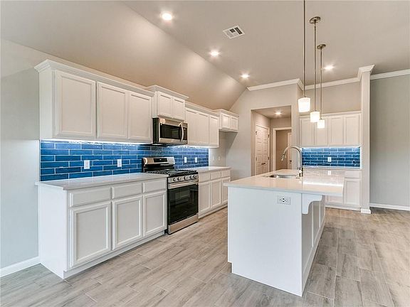 4th image of 2204 Arcady Ave