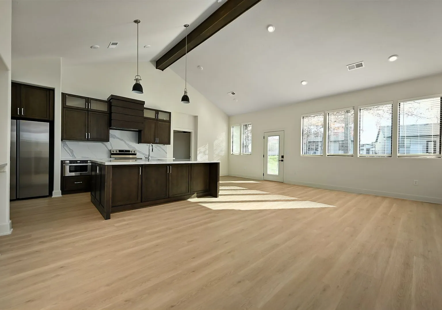 Stunning 2-bedroom, 2-bathroom, 2-car Townhome In Raymore MO — Photo 4