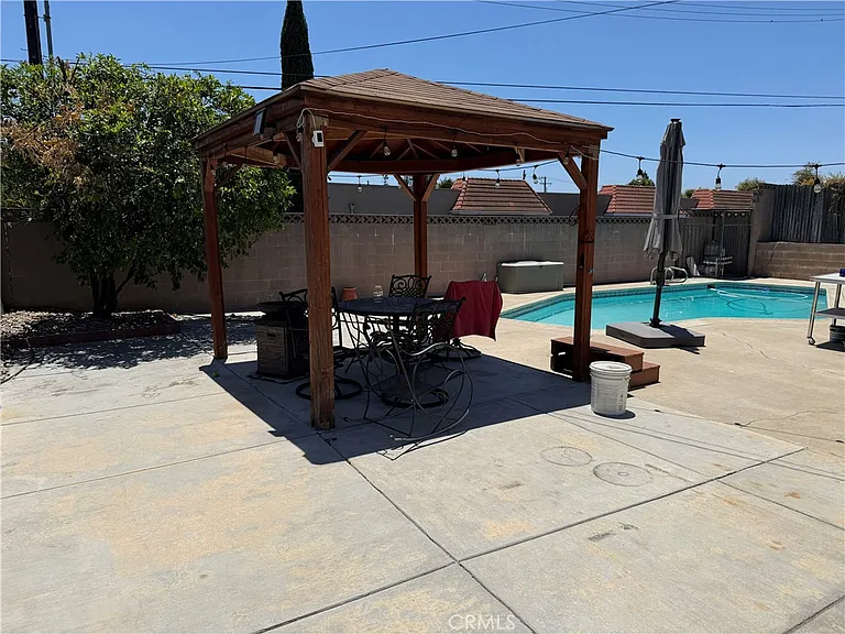 910 Orangewood Dr — Photo 3