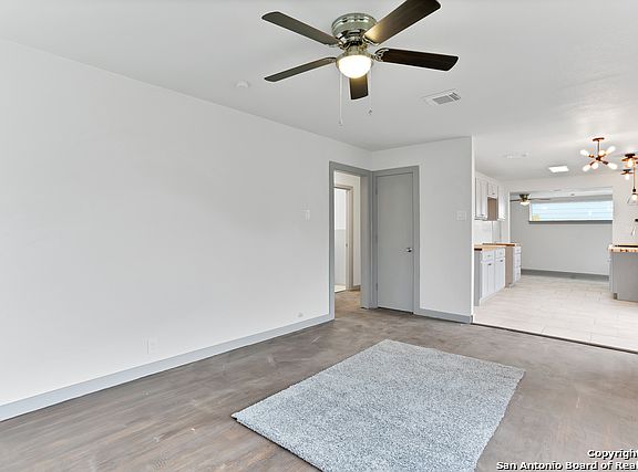 4th image of 310 Edgebrook Ln