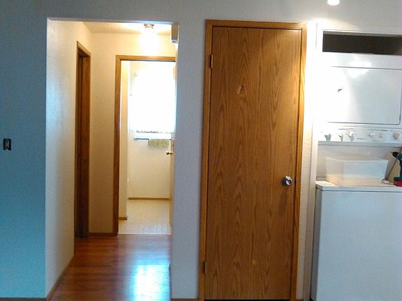 Hallway to main bath and bedrooms