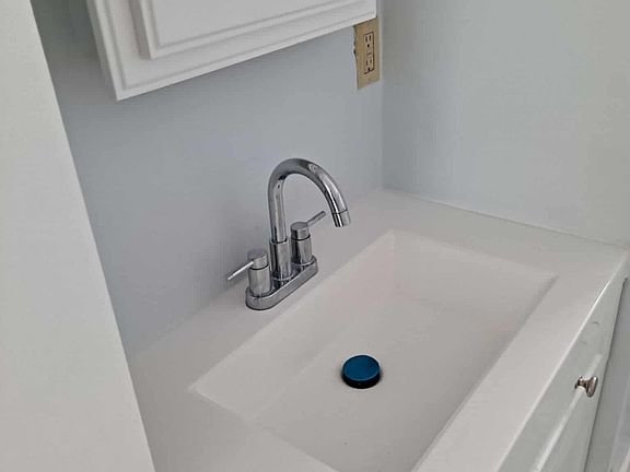 2nd image of 60 Richmond St APT 1