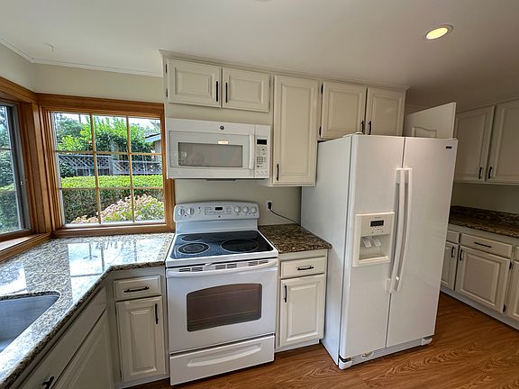 4th image of 642 Hyde Park Dr