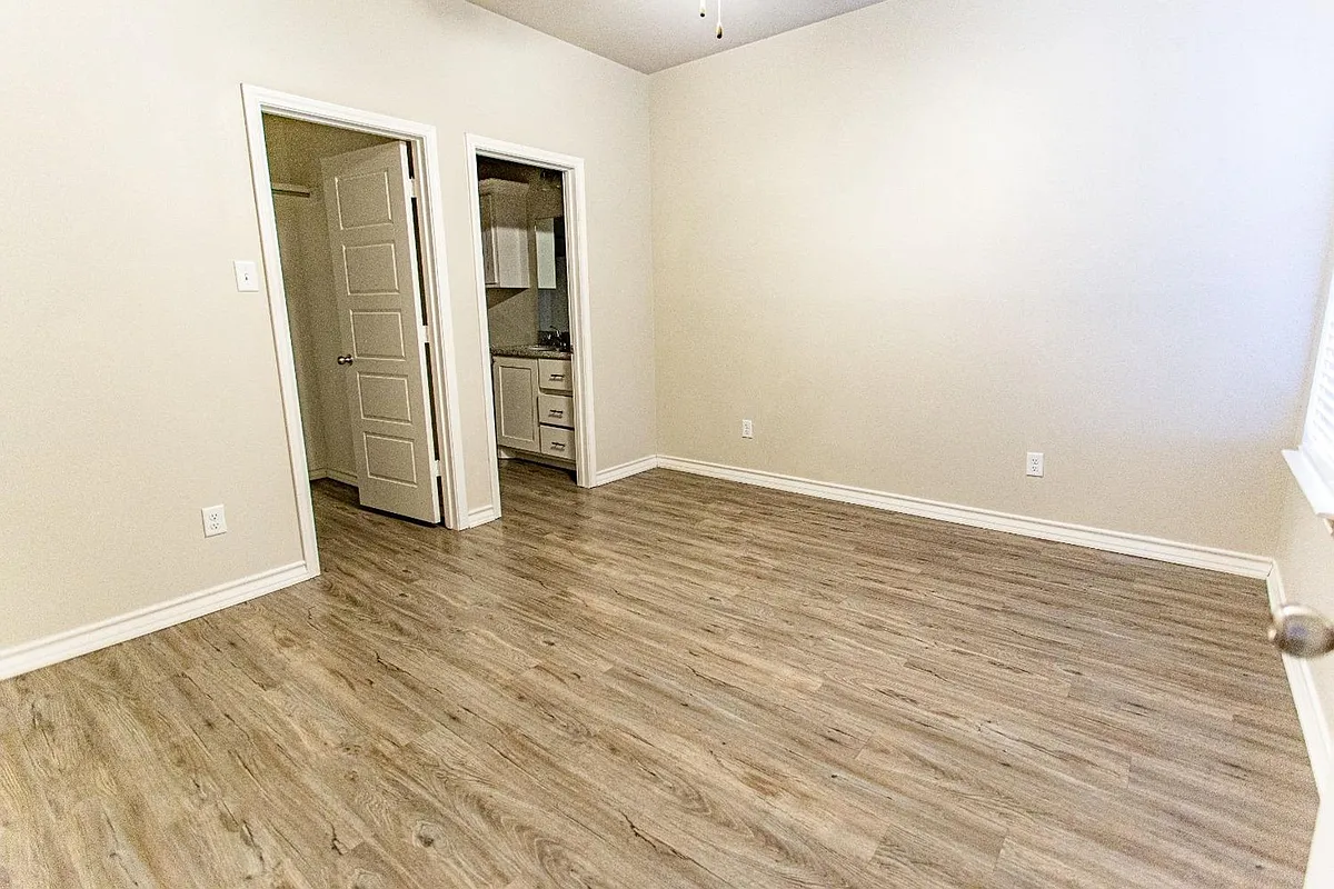 Building Photo - Stunning 4 Bedroom Near Tech