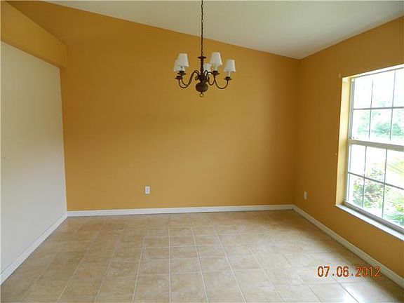 4th image of 143 SW CARTER Avenue