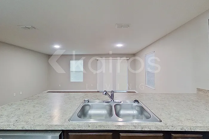1335 Mull St — Photo 6