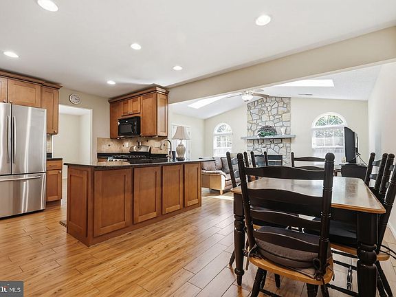 5th image of 101 Sequoia Dr