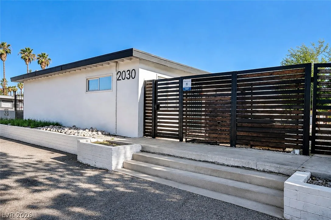 2 bed, 1.0 bath, 560 sqft, $890 — Photo 2