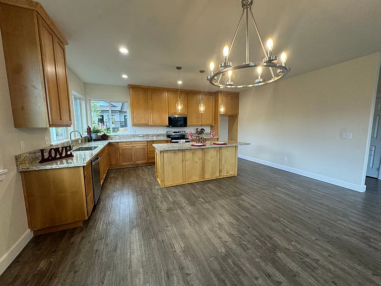 1811 NE Alameda Ave — Photo 5