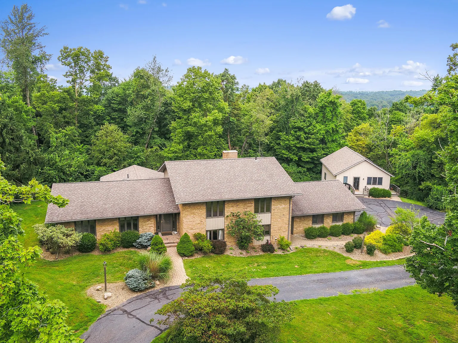 1520 Welsh Hills Rd photo 1