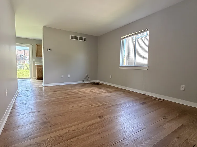 16823 Stahelin Ave — Photo 2