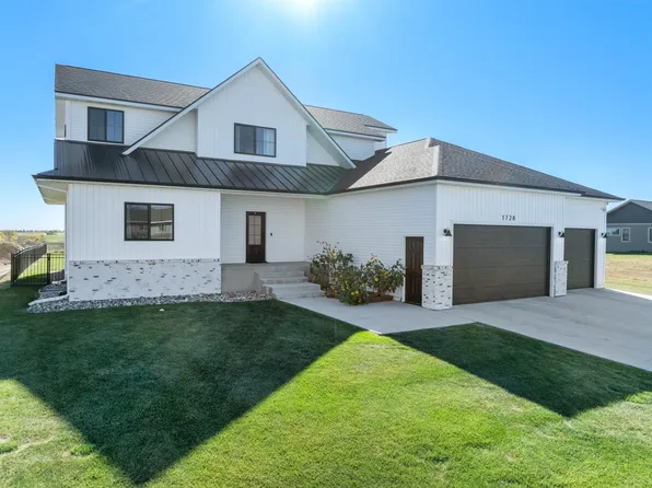 1728 Valley Bluffs Dr SE, Minot, ND 58701