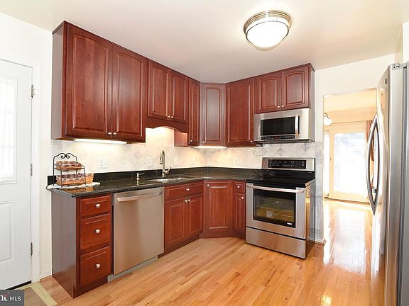 2nd image of 8909 Lake Braddock Dr