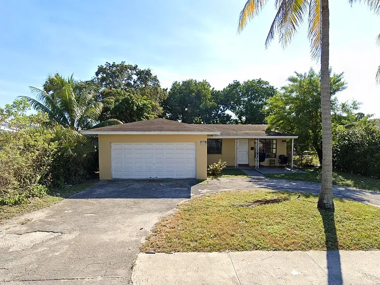 554 NW 40th Ct — Photo 1