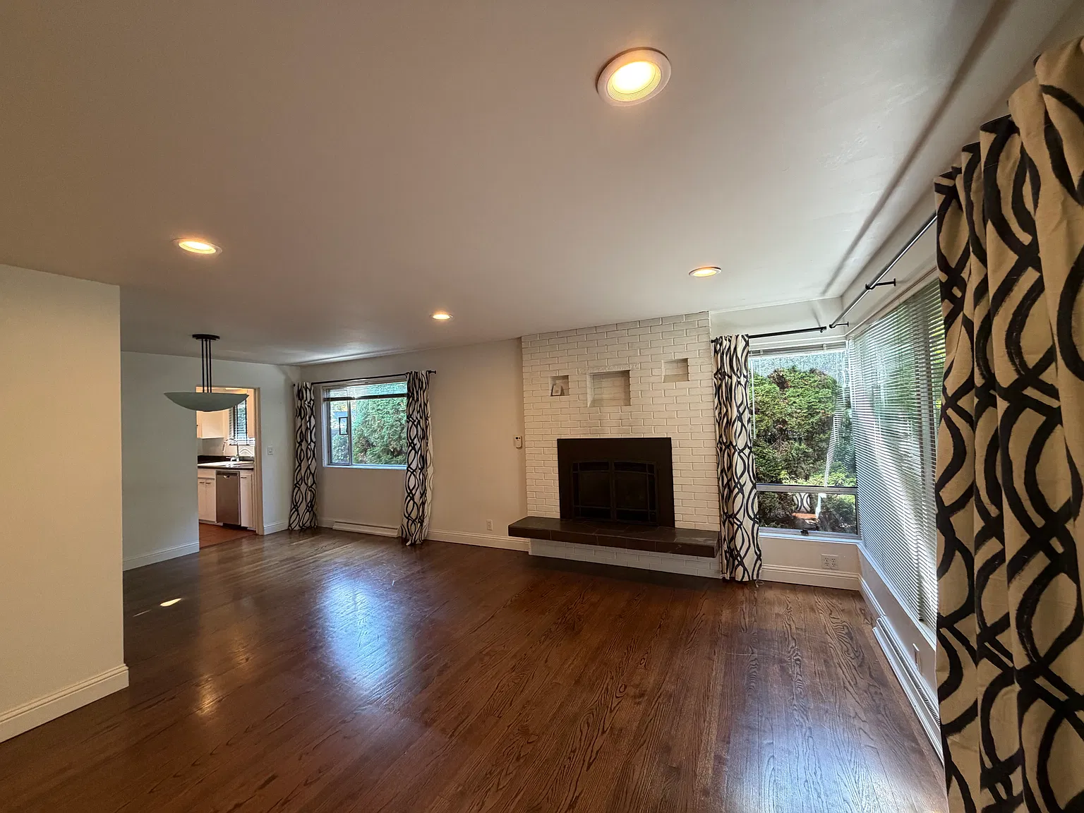 3 bed, 1.5 bath, 1490 sqft, $3,700 — Photo 2