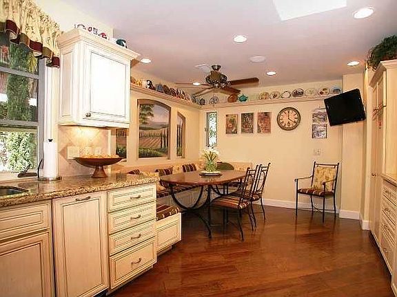 Cheerful Breakfast Room