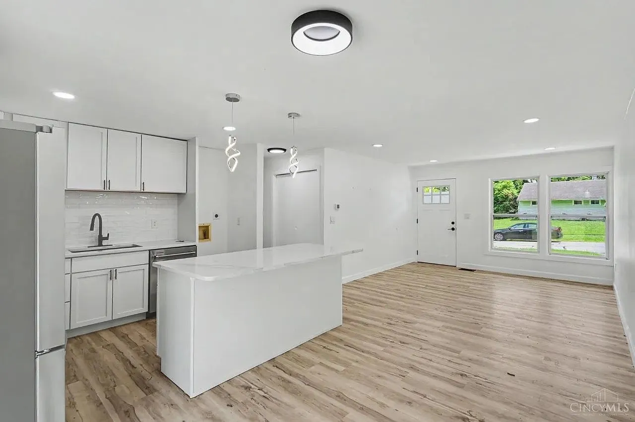 3 bed, 1.0 bath, 918 sqft, $2,100 — Photo 2