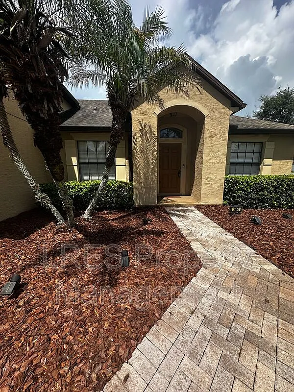 5 bed, 3.0 bath, 2450 sqft, $3,200 — Photo 3