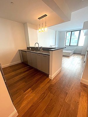 4th image of 42-14 Crescent St #5C