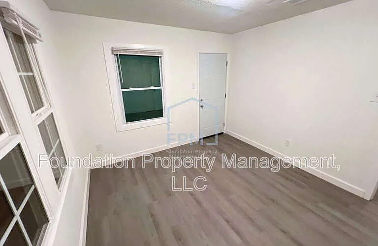 2773 Waverly Ave — Photo 2