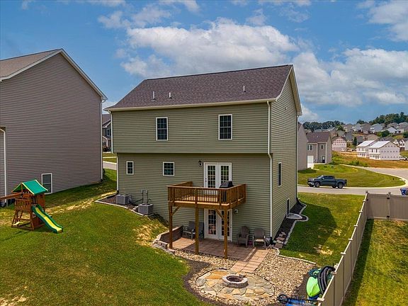 4th image of 990 Holland Loop