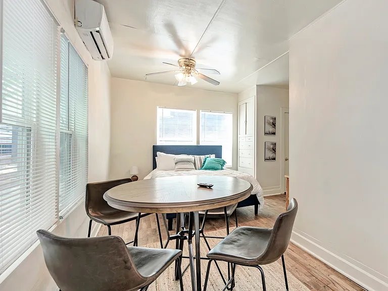 915 W 21st St #2 — Photo 4