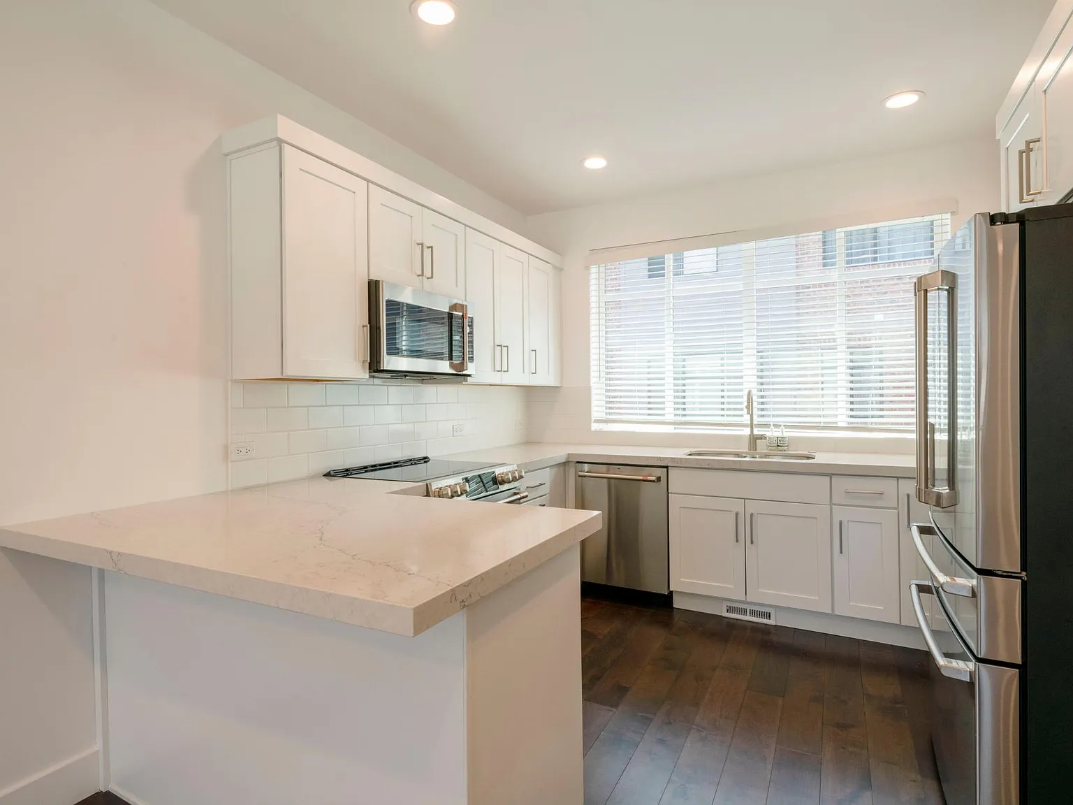 3 bed, 1758 sqft, $3,900 — Photo 3
