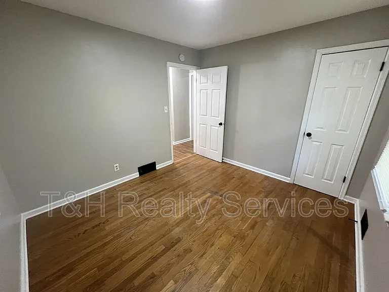 2700 W 11th St — Photo 13
