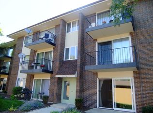 5S070 Pebblewood Ln APT F2, Naperville, IL 60563