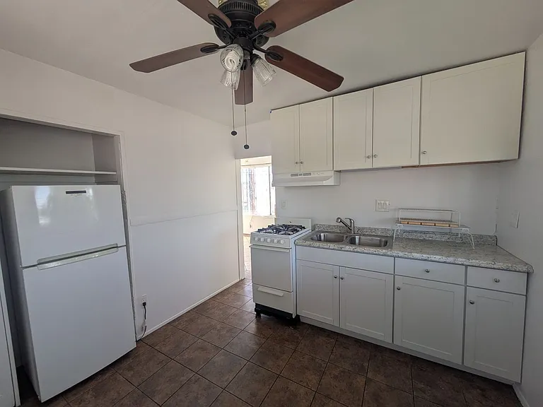 661 S Lilac Ave — Photo 9