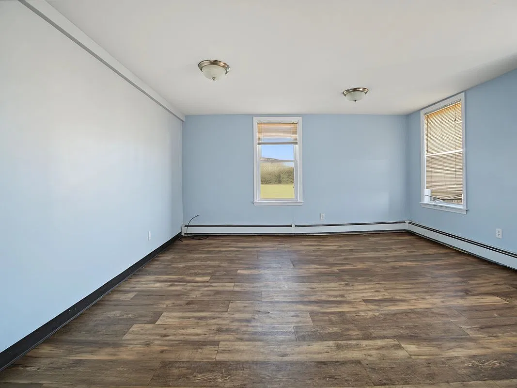 3 bed, 1.0 bath, 1000 sqft, $2,300 — Photo 4