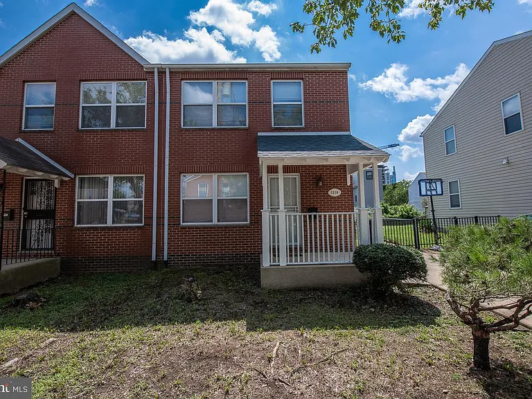 1216 Ogden St — Photo 1