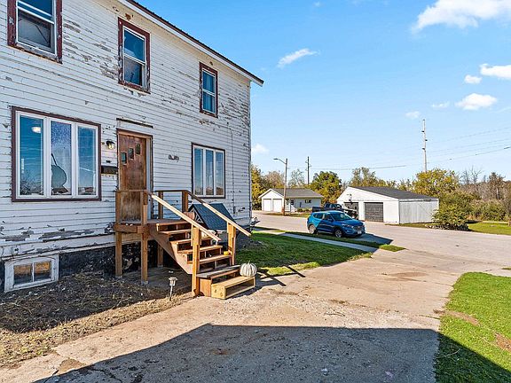 3rd image of 812 River Rd