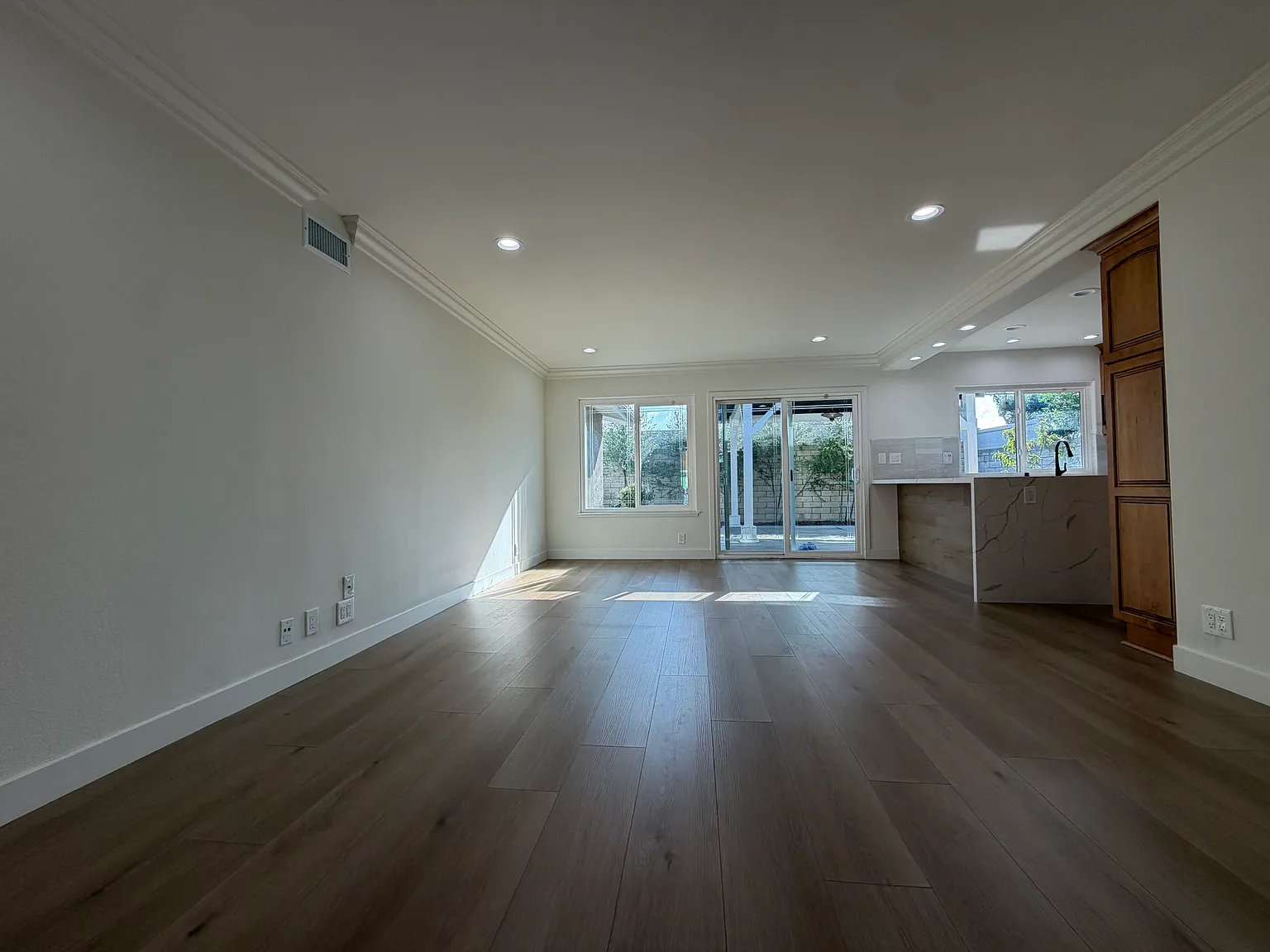 4 bed, 2034 sqft, $5,400 — Photo 4