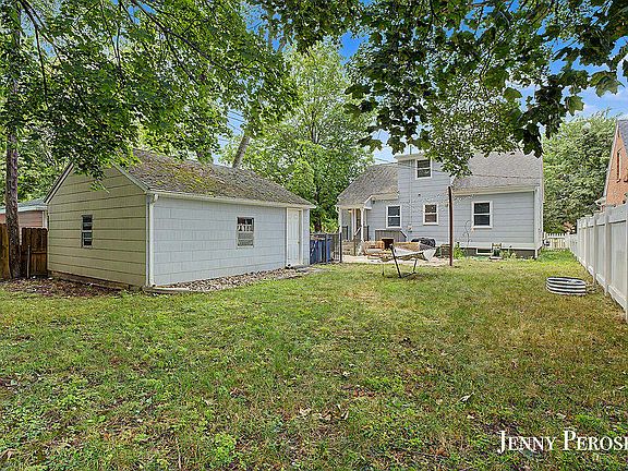 3rd image of 1044 Breton Rd SE