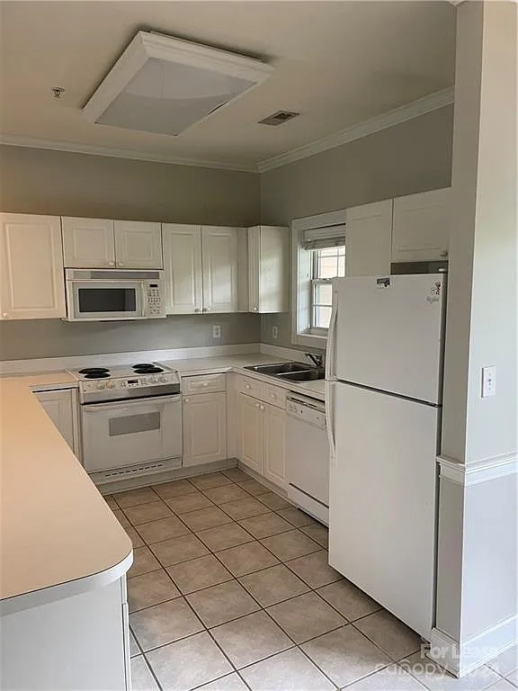 2 bed, 1025 sqft, $1,450 — Photo 2