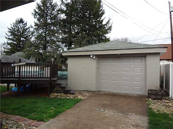 2nd image of 933 Hillcrest Ave