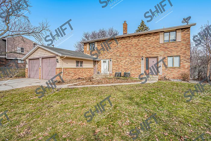 1st image of 3905 Camelot Dr SE