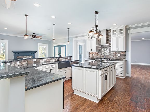 3rd image of 210 Little Bear Ct