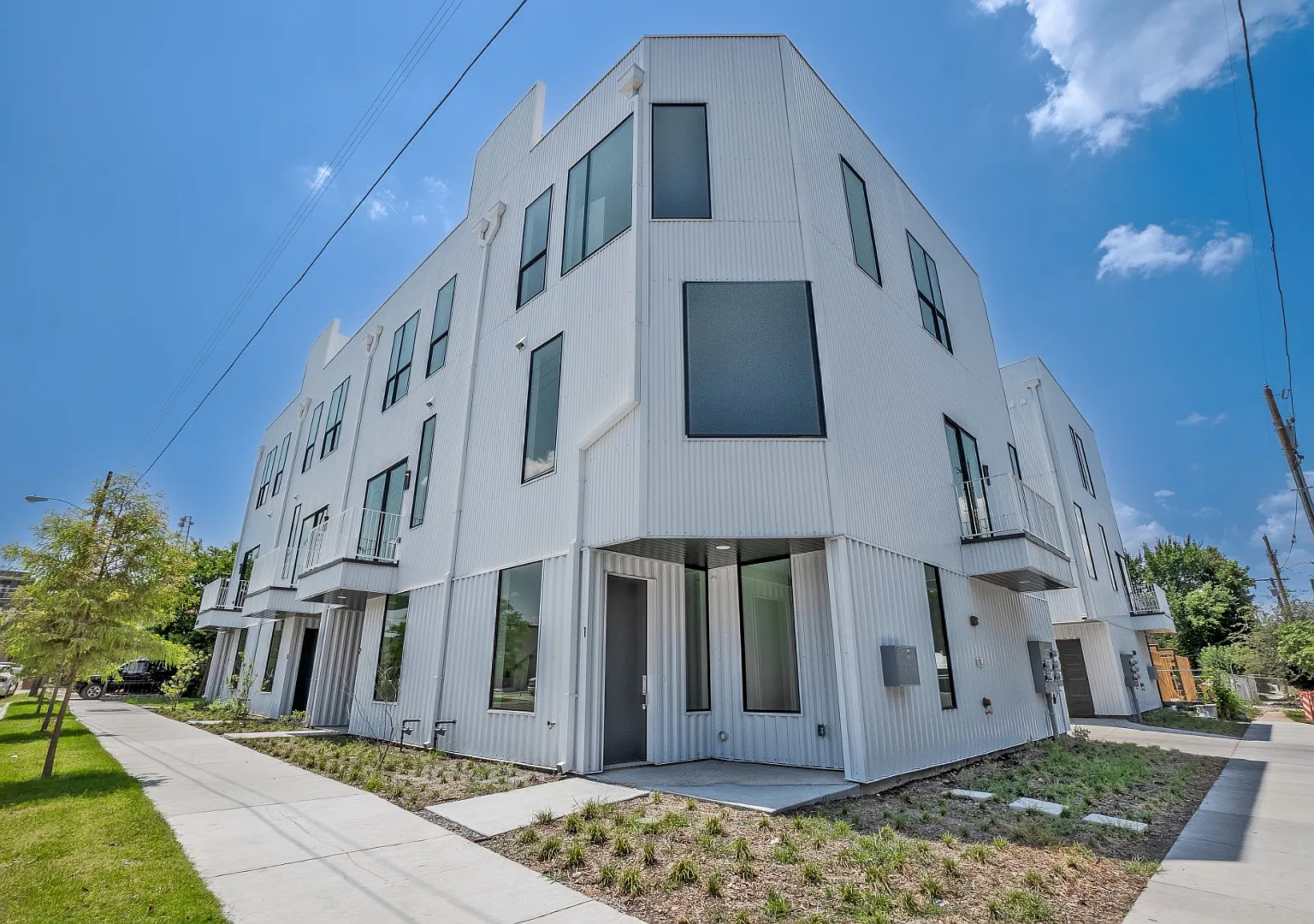 Stylish 1-Bed with Private Rooftop Patio + Attached Garage in the Heart of Dallas — Photo 1