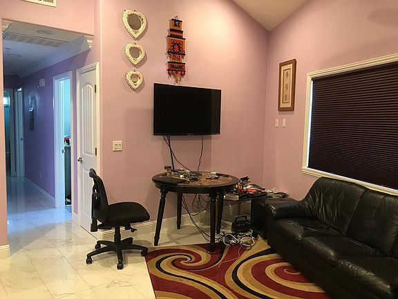 Great Room/Living room (high/vaulted ceiling)