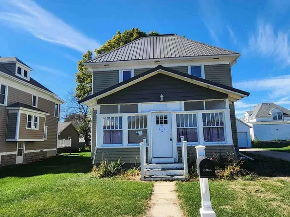 803 6th St, Grundy Center, IA 50638