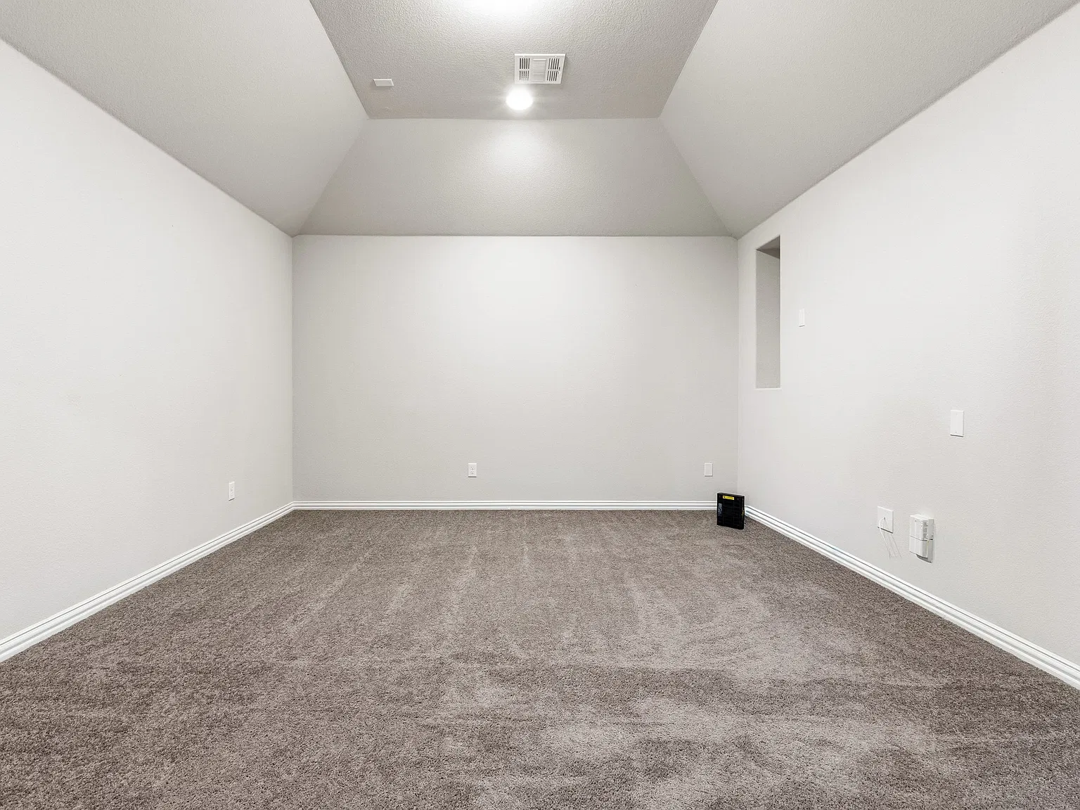 4 bed, 3870 sqft, $4,100 — Photo 2