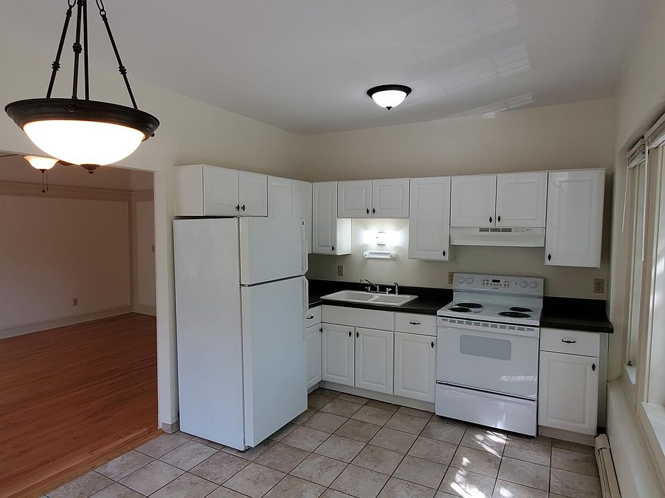 1st image of 3104 W Kilbourn Ave APT 202