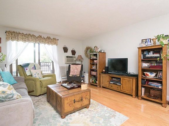 3rd image of 500 Governors Dr APT 21