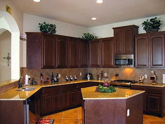 Beautiful granite, upgraded appliances