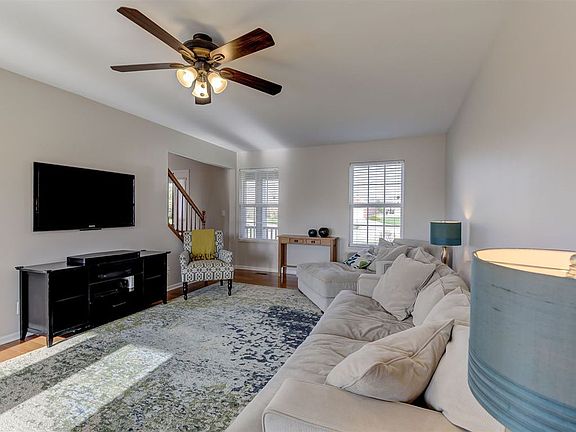 3rd image of 9884 Cherbourg Dr